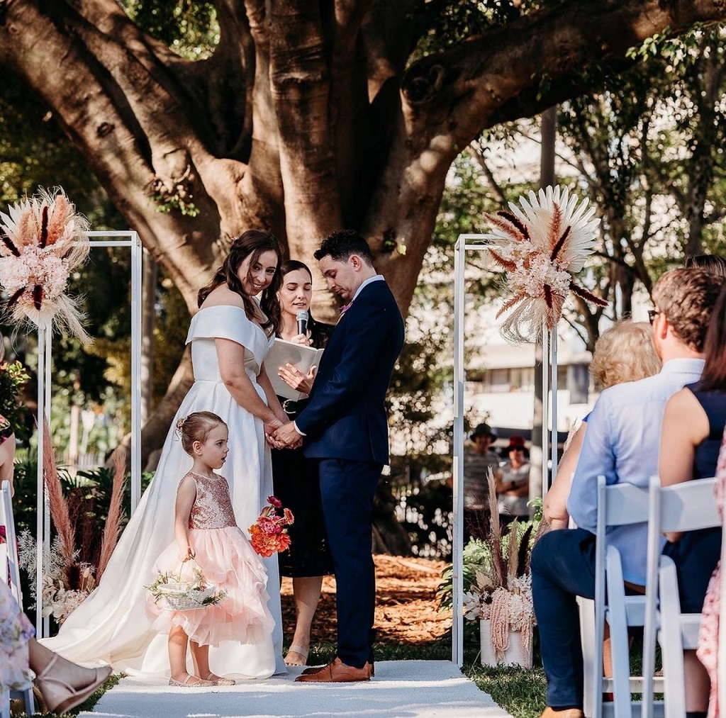 pink and burgundy wedding flowers