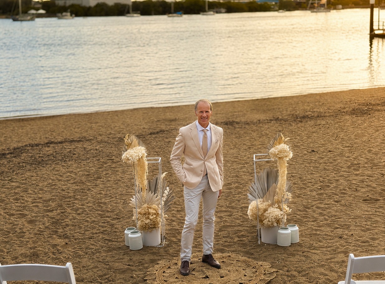 Celebrant Jamie Eastgate beach wedding